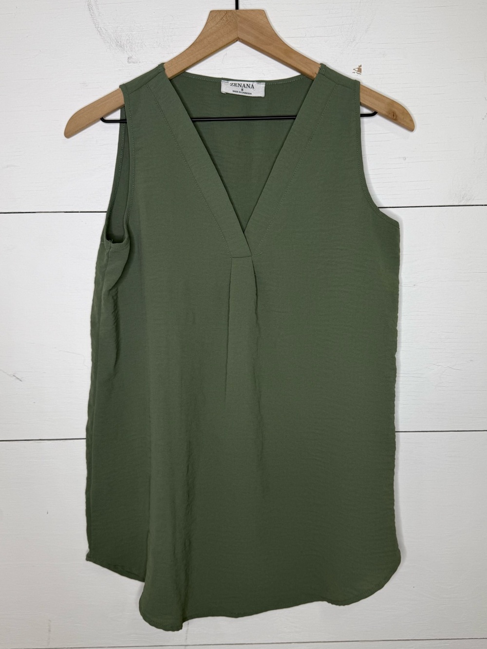 Zenana Outfitters • Olive Green V-Neck Sleeveless Tunic Camisole Size Small